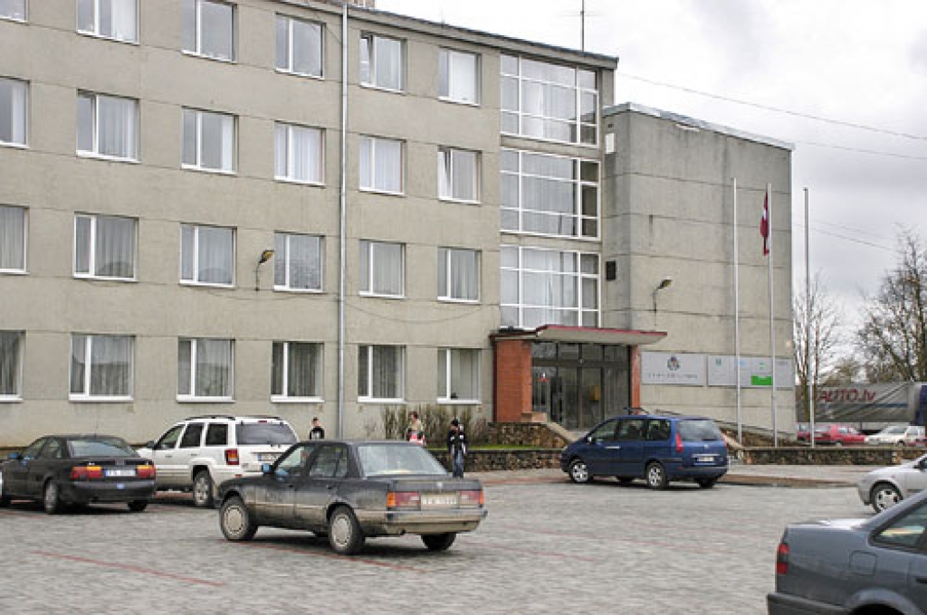 BAUSKAS rajona Padomei neesot tik daudz naudas, lai kompensētu līdzvērtīgu rajona pašvaldības īpašumu sadali Rundāles, Iecavas un Vecumnieku novadam.
Autors: No «Bauskas Dzīves» arhīva.