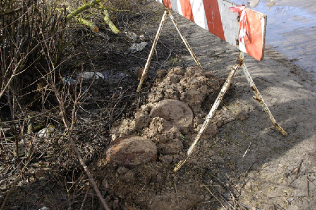 Ielas malā divi nesprāguši kara laika lādiņi gaida sapierus, kad viņi tos neitralizēs. 
Autors: Ivars Bogdanovs