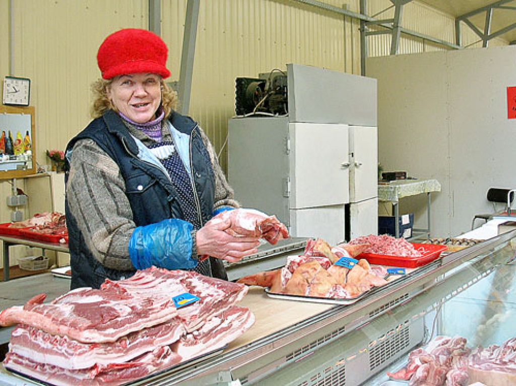 Jevgēnija Kakse Bauskas vecajā tirgū strādā vairāk nekā 20 gadu. Viņa ir pārliecināta, ka pilsētā pircēju pietiktu diviem tirgiem. 
Autors: Vilnis Auzāns