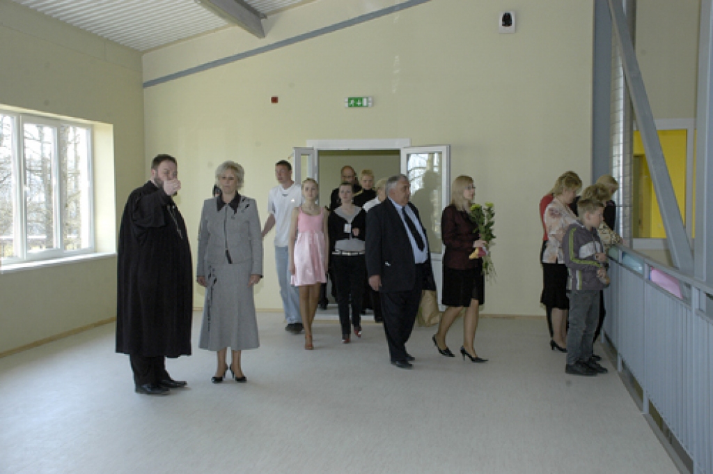 Svinīgas runas, bezbēdīgas dejas, apsveikumi un aizraujoša basketbola spēle. Tas viss piektdien, 24. aprīlī, risinājās Ceraukstes pagasta Griķu pamatskolā, kur ekspluatācijā nodeva jauno mācību iestādes piebūvi. 