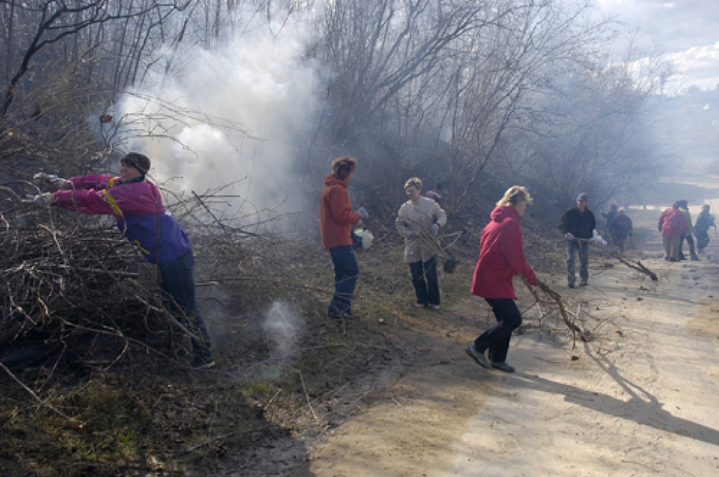 18. aprīlī jau otro reizi visā Latvijā norisinājās Lielā talka, kuras laikā tika plānots sakopt apkārtni visos Latvijas rajonos. Bauskā sestdien darbojās aptuveni tūkstotis «oficiālo» talcinieku, kas sakopa līdz šim nesapostas platības...