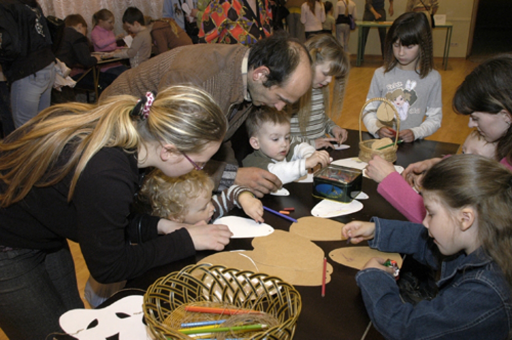 12. aprīļa pusdienlaikā Bauskas tautas namā risinājās priekpilns Lieldienu pasākums bērniem. Krietns pulciņš mazo kopā ar vecākiem bija atnākuši zīmēt, ripināt olas, dejot un iet rotaļās kopā ar folkloras kopu «Trejupe».
Vispirms Tautas...