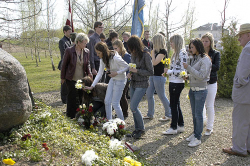 Krišjāņa Berķa māju piemiņas vietā pie akmens 27. aprīļa pēcpusdienā sagūla daudz ziedu.  Tos atnesa pašvaldību pārstāvji, skolēni, armijas amatpersonas no Rīgas. 