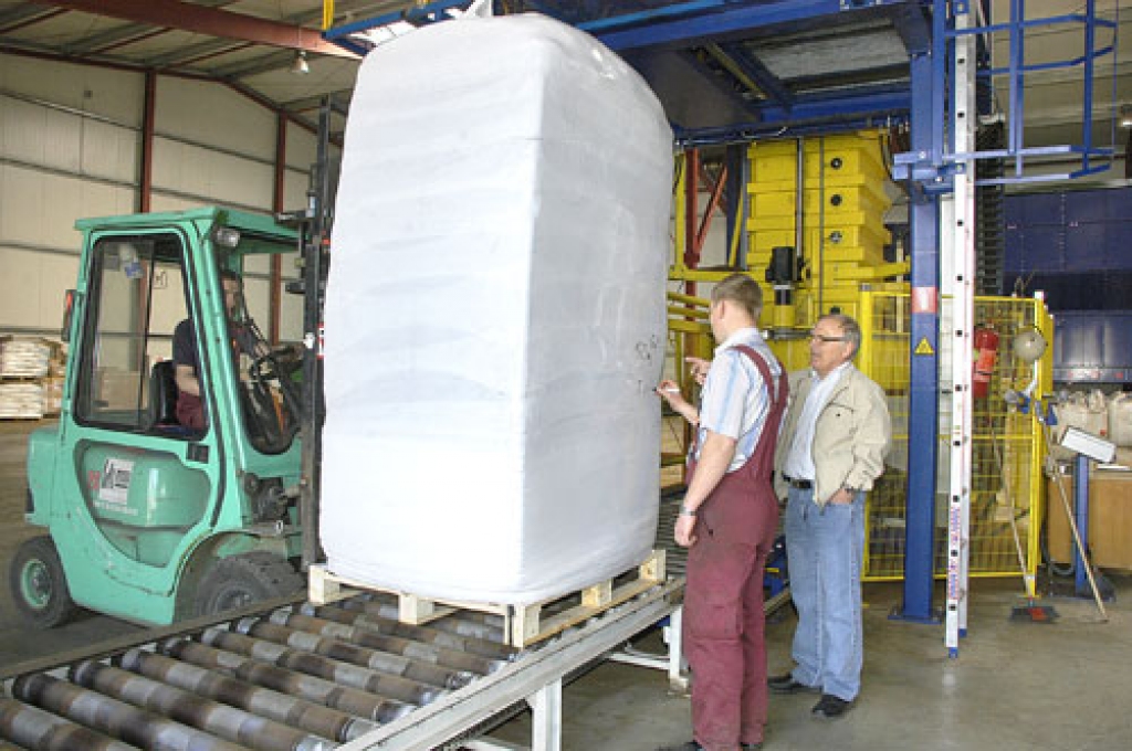 Jaunā iekārta «Big bale» jau darbojas uzņēmuma «Misas kūdra» pakošanas cehā. Pie autoiekrāvēja stūres strādā Vilnis Ķeiris. Sagatavoto kūdras paku novērtē iekārtas operators Gatis Purmalis un uzņēmuma vadītājs Andris Ieviņš.