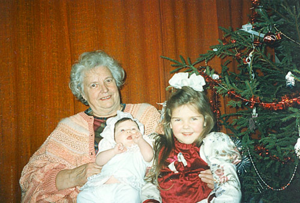 Irēna Ukstiņa kopā ar mazmeitām Signi (no kreisās) un Maiju 1997. gada Vecgada vakarā. 