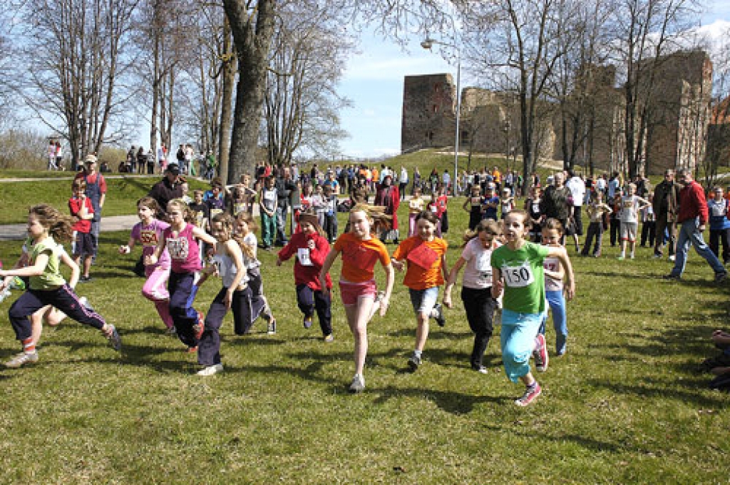 Skrējējus aktīvi atbalstīja un pozitīvas emocijas guva ne tikai viņu klasesbiedri, bet arī vecāki un pedagogi. 