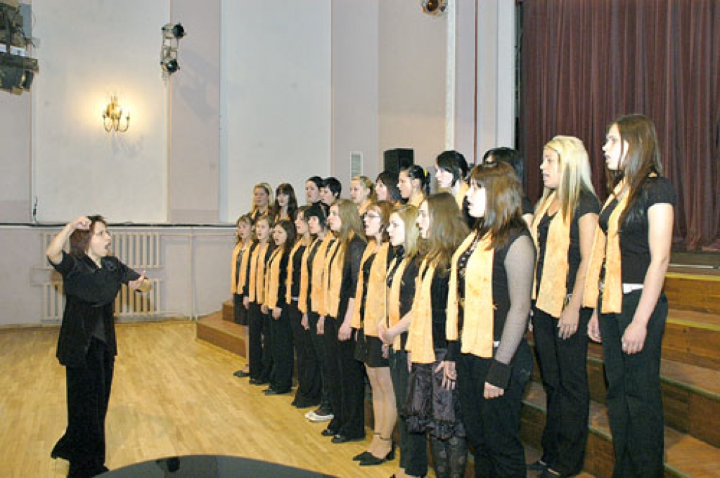 Saulaines profesionālās vidusskolas meiteņu koris skatē piedalījās pirmo reizi. Diriģente Ieva Ūdre.