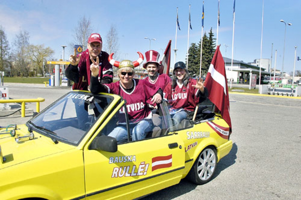 Bauskas hokeja fani, tāpat kā visi Latvijas līdzjutēji, izceļas ar izteiksmīgiem tērpiem. Tādi ir Aigaram Meimeram (priekšplānā), Jurim Kalderauskim (aizmugurē no kreisās), Didzim Briedim un Kasparam Trasūnam.