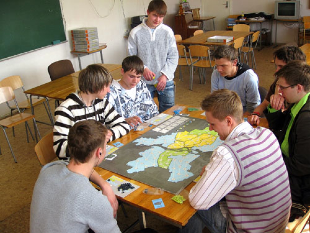 Pie spēļu galda Bauskas 1. vidusskolas komanda.