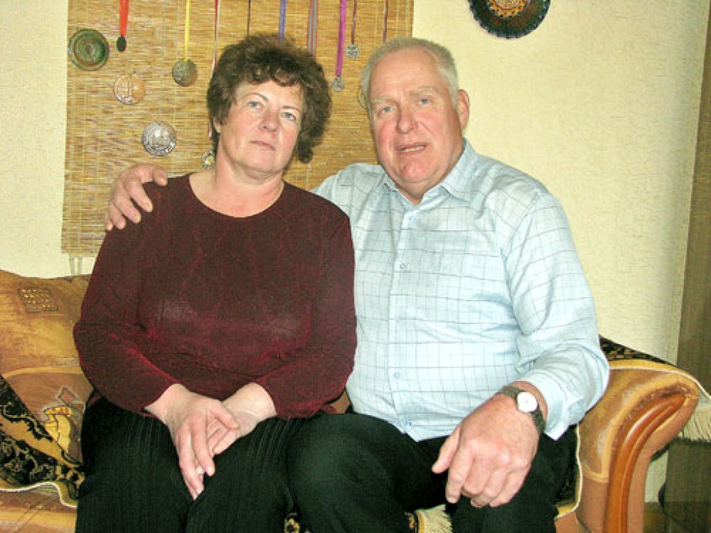 Andris Mucenieks agrāk bijis tikai jauns un smuks, tad tagad esot tikai smuks. Jubilārs kopā ar sievu Anitu. 