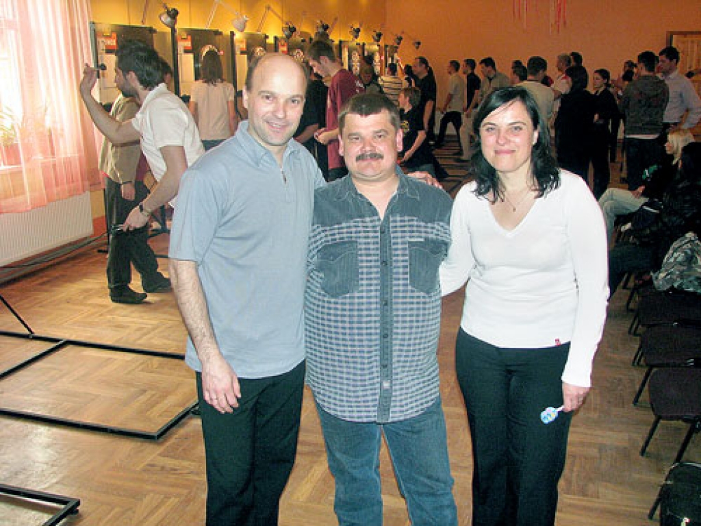 Lietuvas sportists Arūns Čiplis (no kreisās) ne reizi vien uzvarējis sacensībās Latvijā, par to prieks arī viņa sievai Irēnai un Skaistkalnes atklātā čempionāta galvenajam tiesnesim Andrim Ziemelim. 