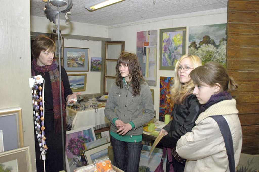 Salona «Meistars Gothards» vadītāja Indra Liepa (no kreisās) Bērsteles pamatskolas audzēknes Lauru Vēveri, Lindu Vanagu un Lindu Jēkabsoni iepazīstina ar mākslas priekšmetu kolekcijām. 