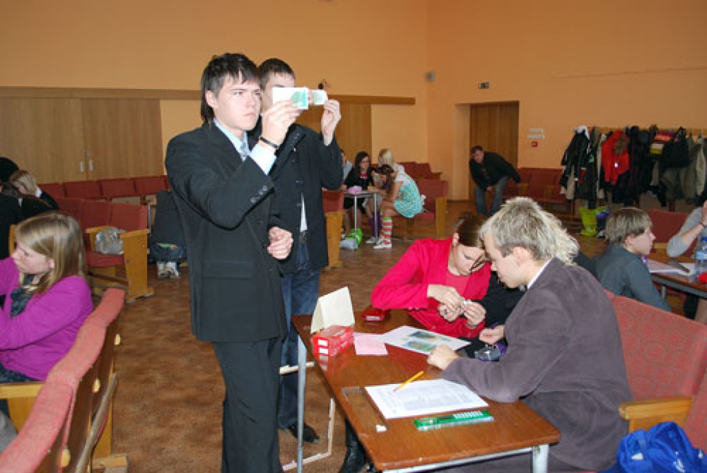 Bauskas 2. vidusskolas skolēni (priekšplānā) ļoti rūpīgi pildīja uzdevumu par naudas zīmju drošības elementiem. 