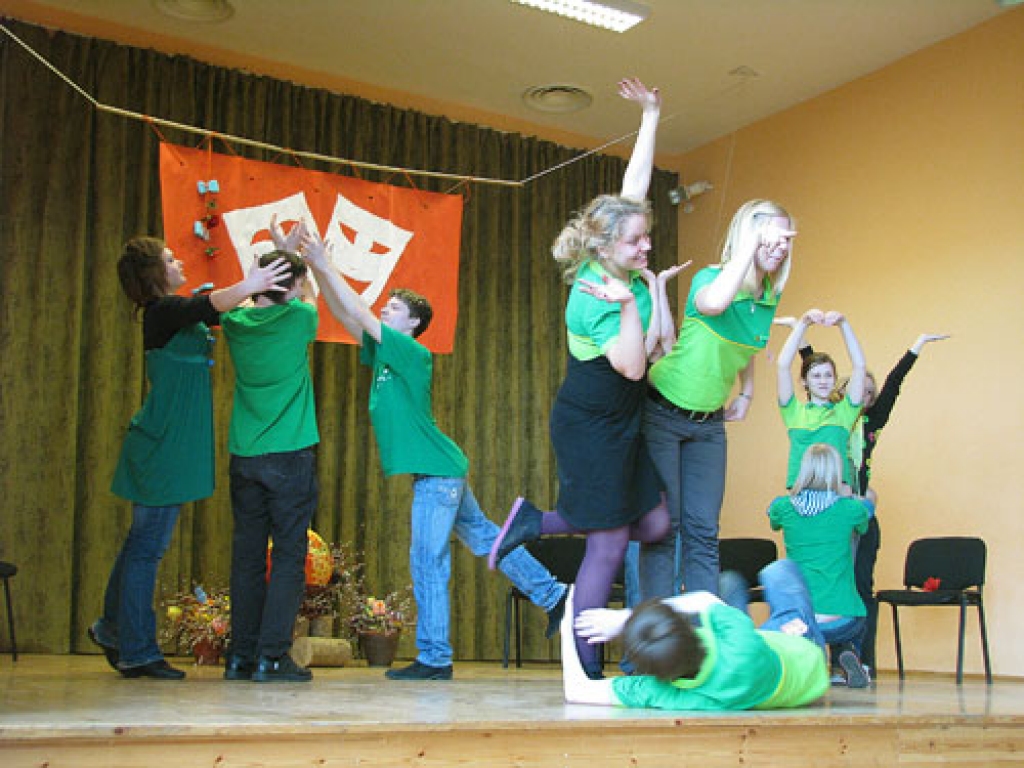 Etīdes spēlē mājinieku komandas dalībnieki – Edvarts Šulcs (kapteinis), Liene Mīlgrāve, Austra Voitišķe, Beatrise Dzene un Mārcis Vīnbergs – kopā ar sāncenšiem no Viļāniem.  