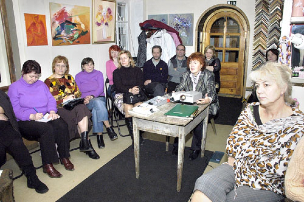 Klausītāji atzinīgi novērtēja mākslas zinātnieces Vitas Ozoliņas (vidū) lekciju.