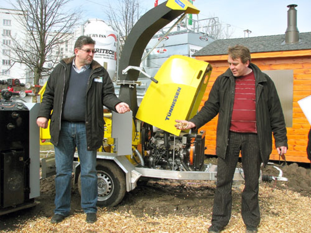 Mārtiņam Buiķim (no kreisās) ir laba pieredze uzņēmējdarbībā. Kopā ar SIA «TS-Rīga» Rāmavā demonstrēja modernas apkures sistēmas. Raivo Poots raksturoja koksnes smalcinātāju modifikācijas.