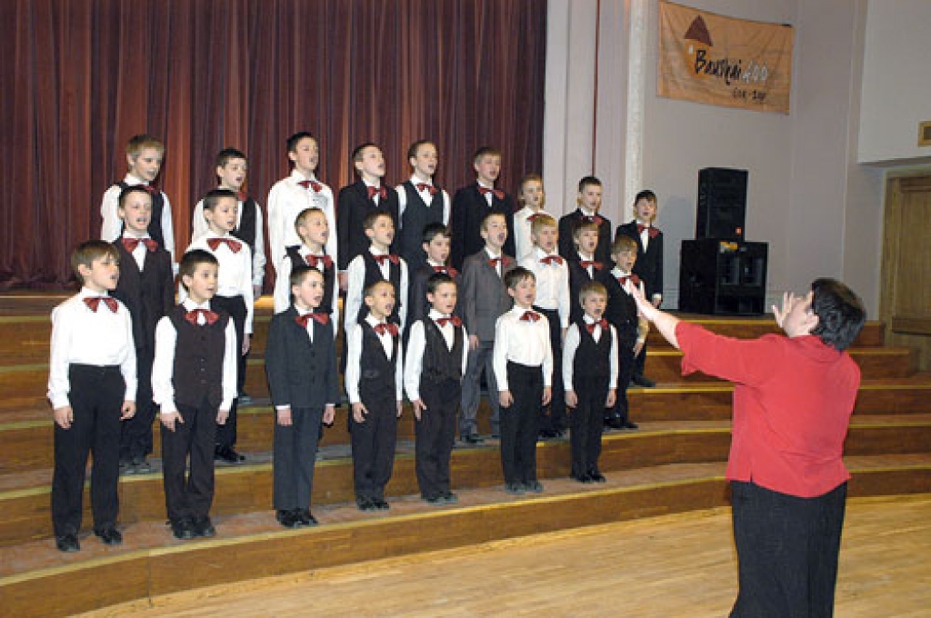 Misas zēni kordiriģentes Zaigas Jēgeres vadībā turpinās Bauskas rajona kādreizējo vīru koru labās tradīcijas.  