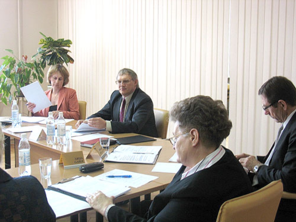 Par mainīto īpašumu sadales kārtību izteikties aicināja Bauskas rajona Padomes priekšsēdētājs Aivars Okmanis (centrā). Vietējo pašvaldību vadītāji nobalsoja bez diskusijām. 