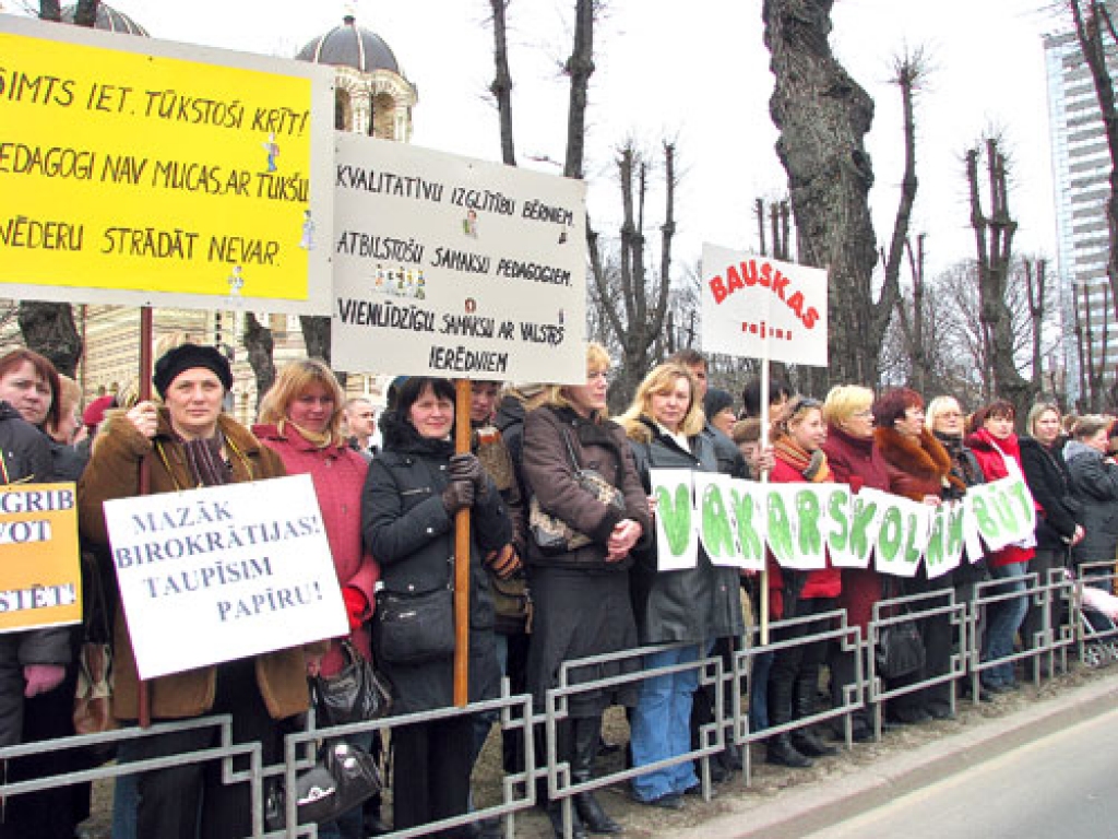 Bauskas rajona pedagogi ielu gājienā Rīgā salīdzinājumā ar citiem lauku rajoniem bija pārstāvēti plašāk. Skolotāju nostāja un prasības bija izteiktas dažāda satura plakātos.