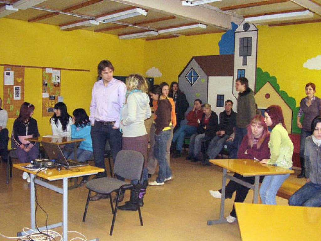 Kora «Balsis» pārstāvji un diriģents Ints Teterovskis viesojās bērnunamā «Annele».        