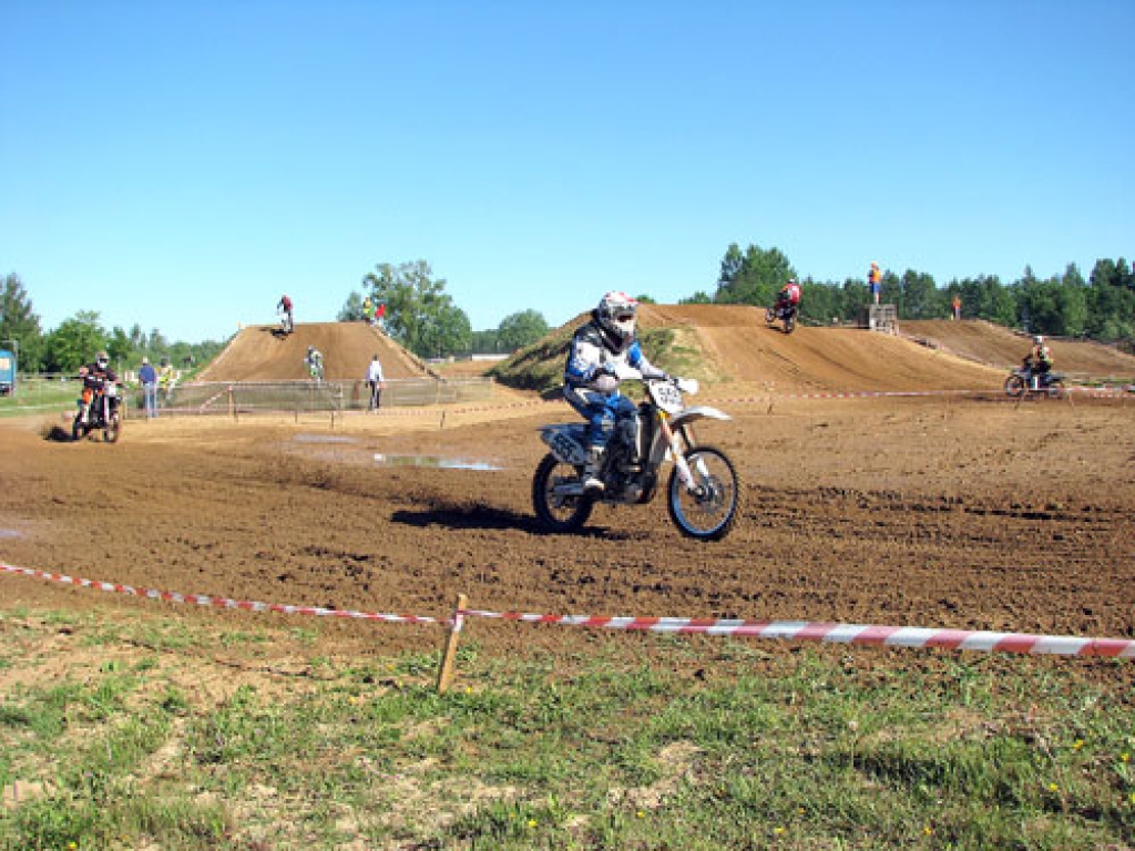 Motociklu vadītāji Stelpes trasē kvalifikācijas braucienus sāka jau astoņos no rīta.
Autors: Juris Iļņickis