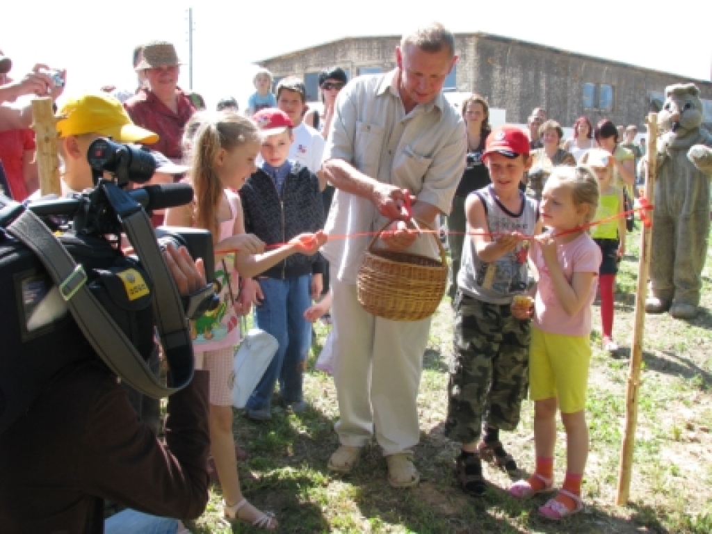 Trušu pilsētiņas atklāšanas lenti griež tās saimnieks Ojārs Narvils.
Autors: Juris Iļņickis