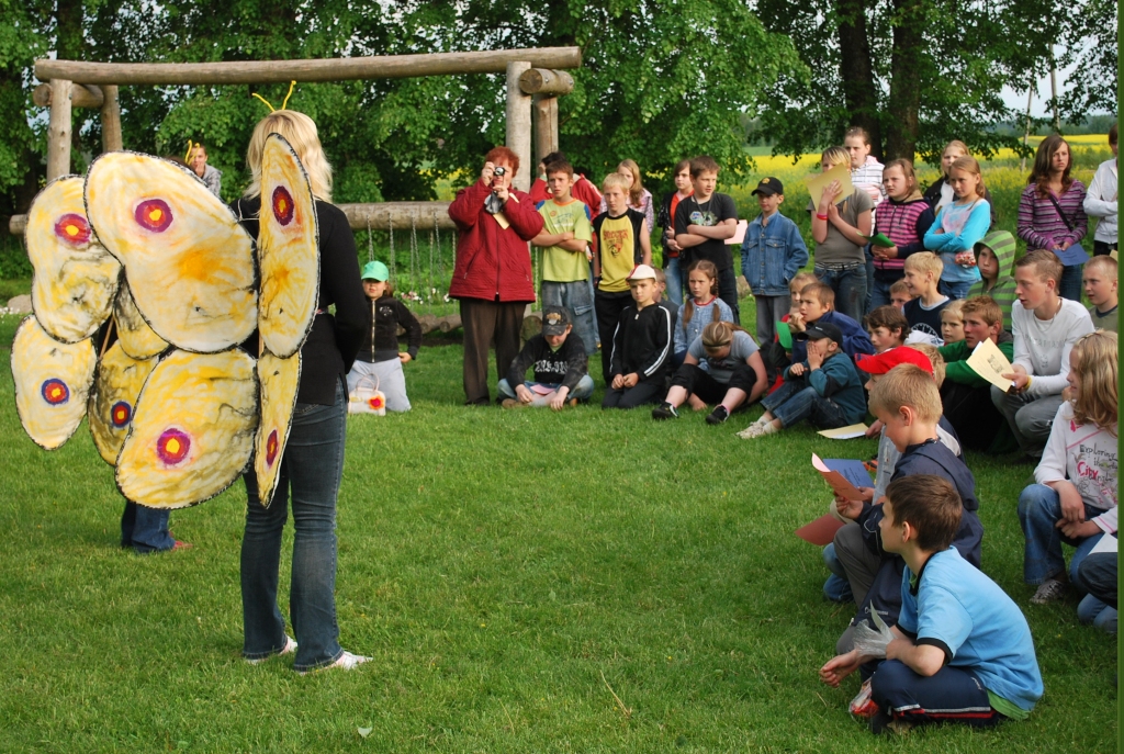 Mācību gada noslēgums Vecsaules pamatskolā ir neparasts. Pie skolas saimes ierodas divi naktstauriņi...
Autors: Inese Rīna