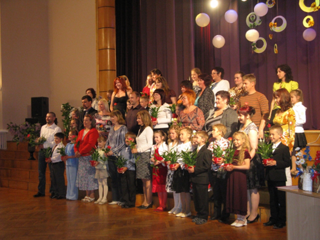 Īslīces vidusskolas pirmo klašu «labinieki» ar vecākiem.
Autors: Marta Brazovska