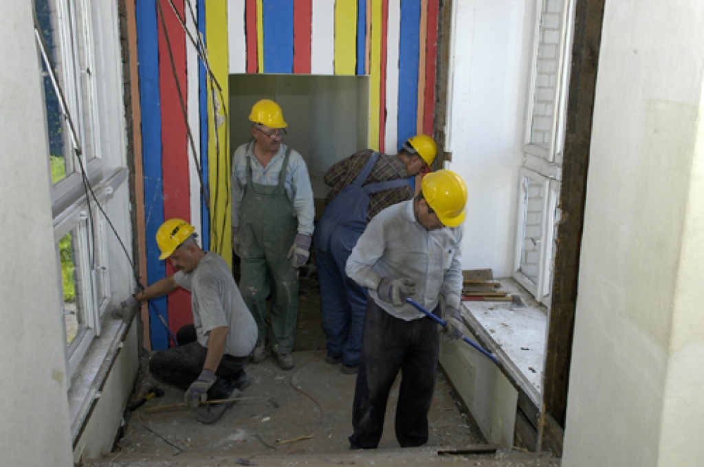 Dārza ielā 3 Bauskā strādā SIA «Vesta ABM» meistari.
Autors: Ivars Bogdanovs