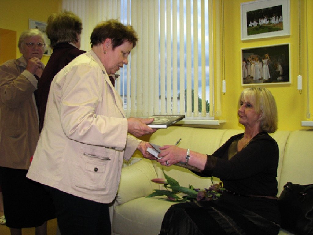 Daudzas rundālietes vēlējās saņemt Līgas Blauas autogrāfus viņas grāmatās.
Autors: Juris Iļņickis