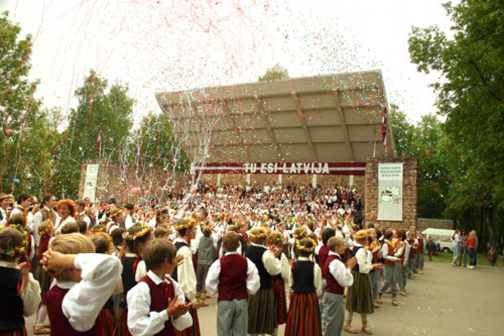 Pērn notika Bauskas rajona skolēnu dziesmu un deju svētki «Tu esi Latvija!». Tie estrādē pulcēja vairāk nekā 1300 rajona audzēkņu.
Autors: no «Bauskas Dzīves» arhīva