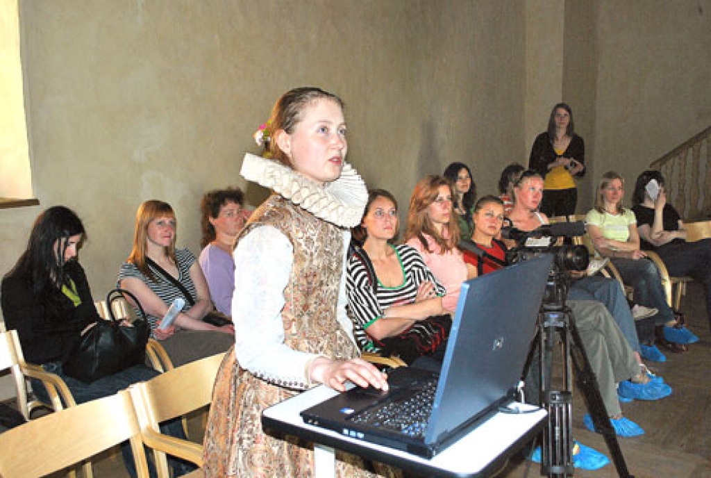 Ilona Taure, Bauskas pils muzeja galvenā speciāliste muzeja pedagoģijā, ar pili kā tūrisma produktu iepazīstina Baltijas valstu žurnālistus.
Autors: Uldis Varnevičs