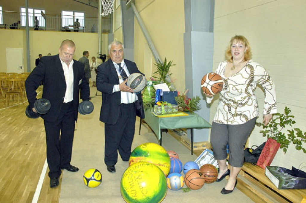 Pēc sporta zāles svinīgās atklāšanas ceremonijas krietni bagātāks kļuvis Codes pamatskolas sporta inventāra klāsts. To iemēģina zāles uzraugs Ivars Rigasts (no kreisās), direktors Georgijs Ostrovskis un sporta skolotāja Linda Jakutāviča.
Autors: Ivars Bogdanovs