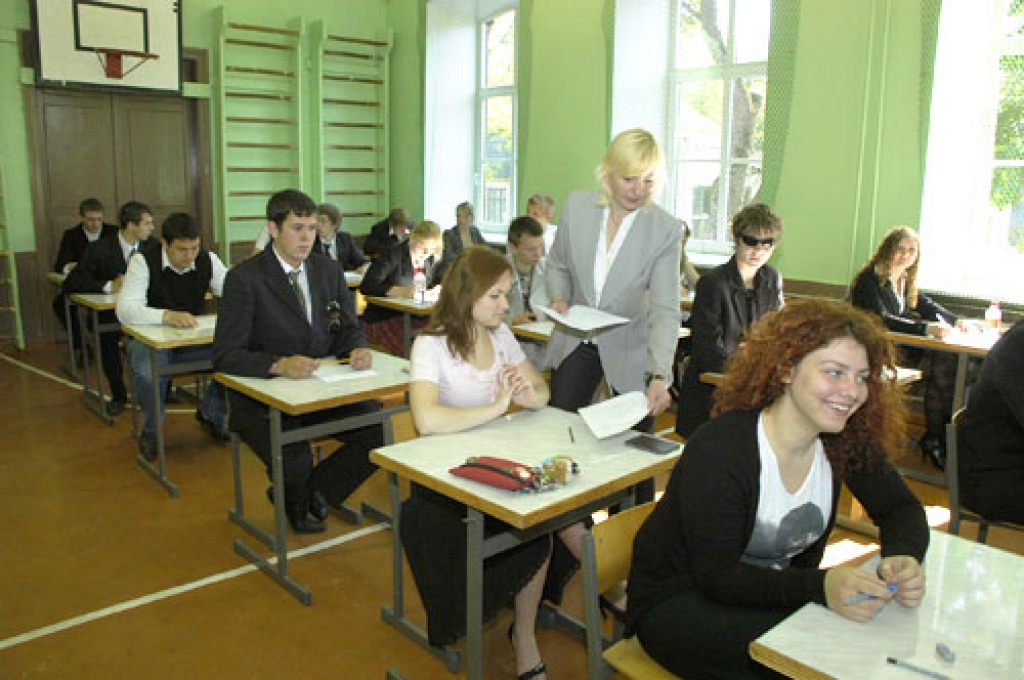 Eksāmena vadītāja skolotāja Lolita Grīnberga audzēkņiem izdala lapas, kur pildīt rakstiskos uzdevumus.
Autors: Ivars Bogdanovs