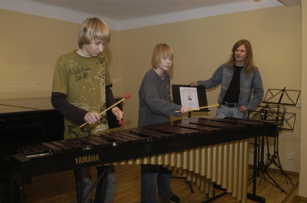 Sitaminstrumentu spēli Iecavas mūzikas skolā māca skolotājs Gundars Lintiņš (attēlā no labās).
Autors: no «Bauskas Dzīves» arhīva