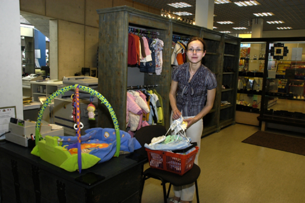 Bērnu preču komisijas veikalā preces plauktos ilgi nestāvot.
Autors: Ivars Bogdanovs