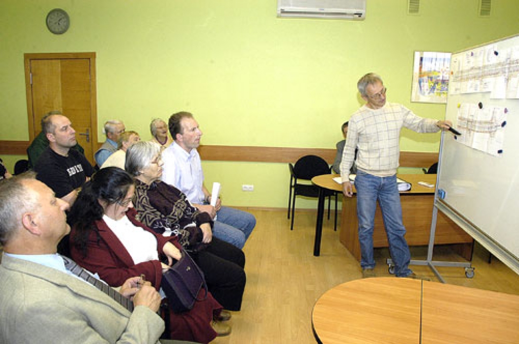 Voldemārs Čačs, Bauskas Domes īpašumu apsaimniekošanas nodaļas vadītājs, informēja Uzvaras ielas namu īpašniekus un iedzīvotājus par jaunumiem un iespējām sakarā ar ielas rekonstrukcijas darbiem.
Autors: Ivars Bogdanovs