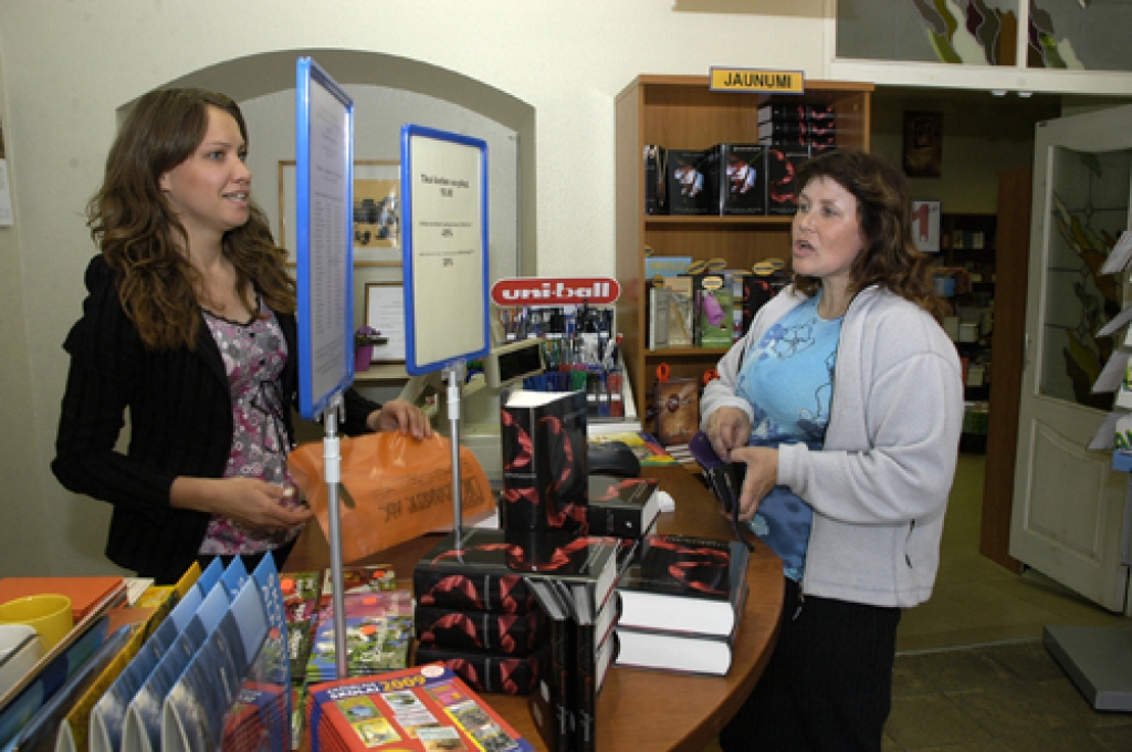 Pirmajiem  «Aptumsuma» pircējiem, uzrādot īpašos kuponus, grāmata tika ar krietnu atlaidi. Lolitu Vaivari apkalpo pārdevēja Ginta Jostmane. 
Autors: Ivars Bogdanovs