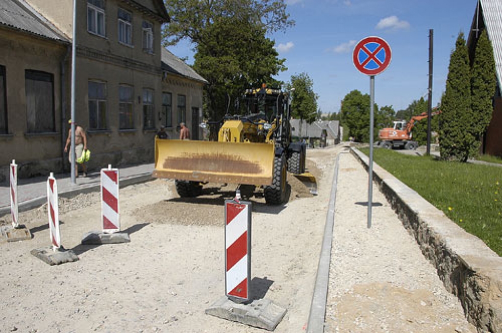 Salātu ielas pamatne tiek sagatavota melnā seguma, dažviet arī bruģa ieklāšanai.
Autors: Ivars Bogdanovs