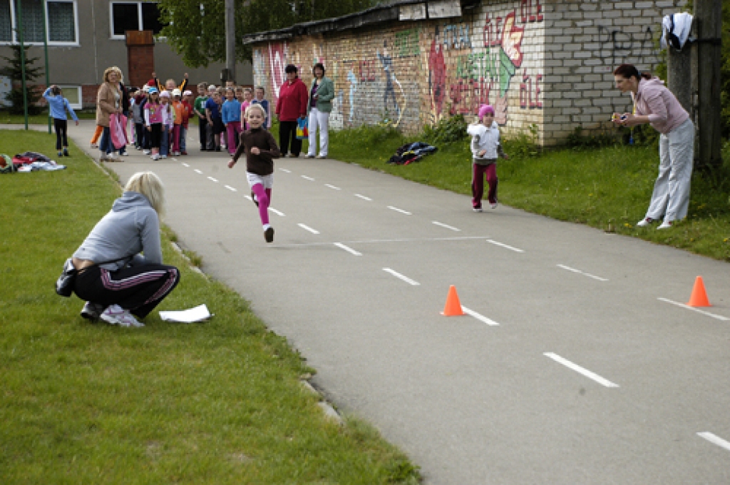 Bērni pilsētas 2. vidusskolas stadionā sacentās skriešanā, tāllēkšanā un stafetēs.
Autors: Ivars Bogdanovs