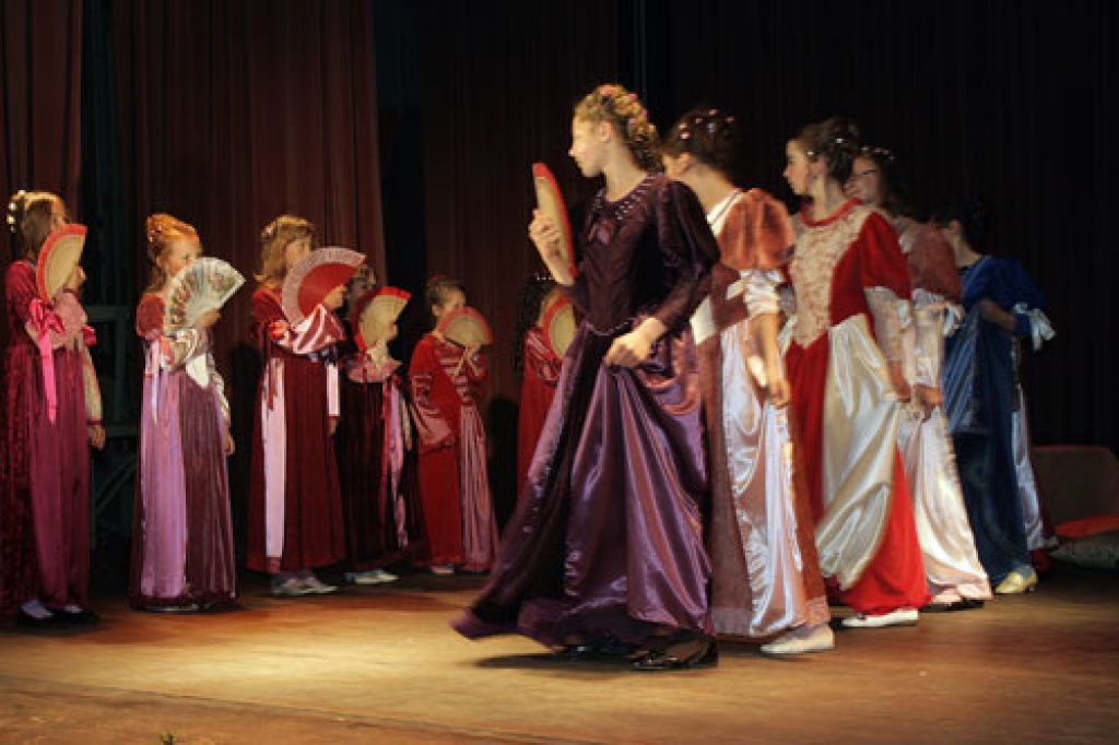 Rundāles pagasta bērnu teātra studijas «Savējie» vidējā grupa pasaku lugā «Infantes dzimšanas diena». Dalībnieki bija iemācījušies seno deju soļus, bet speciāli izrādei visiem tika pašūti piemēroti tērpi.
Autors: Ivars Kalniņš