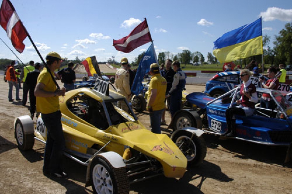 Eiropas autokrosa čempionāta Bauskas posma atklāšanas parāde Mūsas trasē allaž ir krāšņa. Īpaši iespaidīga tā bija šoreiz, jo bija pieteikts līdz šim vislielākais dalībnieku skaits – 77 sportisti no 16 valstīm.
Autors: Ivars Bogdanovs