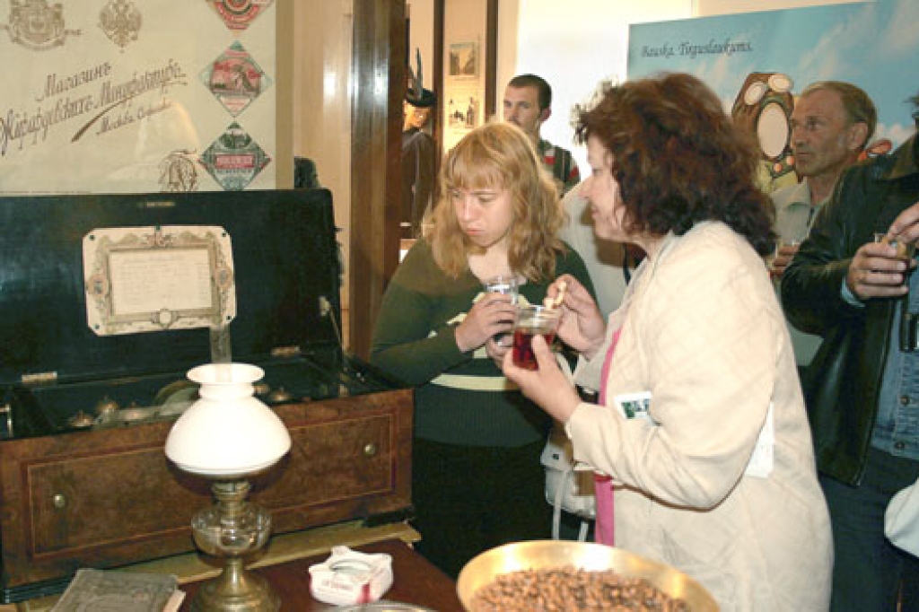 Talsenieki iejūtas 20. gadsimta sākuma tirgotavas gaisotnē, kas visai ticami ir radīta Bauskas Novadpētniecības un mākslas muzejā. 
Autors: Ivars Kalniņš