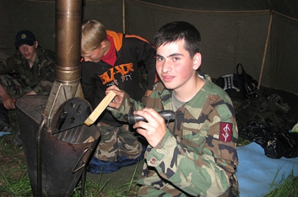 Lielajā teltī bija uzstādīta krāsniņa. To pieskatīja Dāvids Kvins.
Autors: Vilnis Auzāns