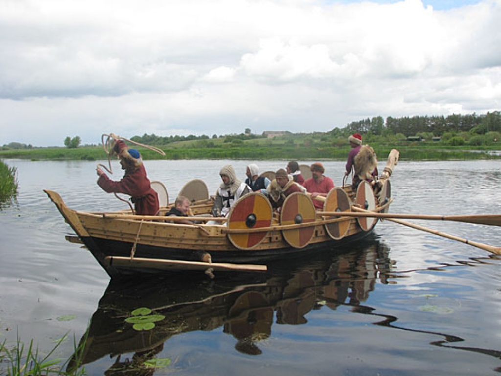 Lielupes kreisajā krastā piestāj laiva – mūsdienu meistaru darinājums, kas ir autentisks 9. – 10. gadsimta peldlīdzekļa atdarinājums.
Autors: Vilnis Auzāns