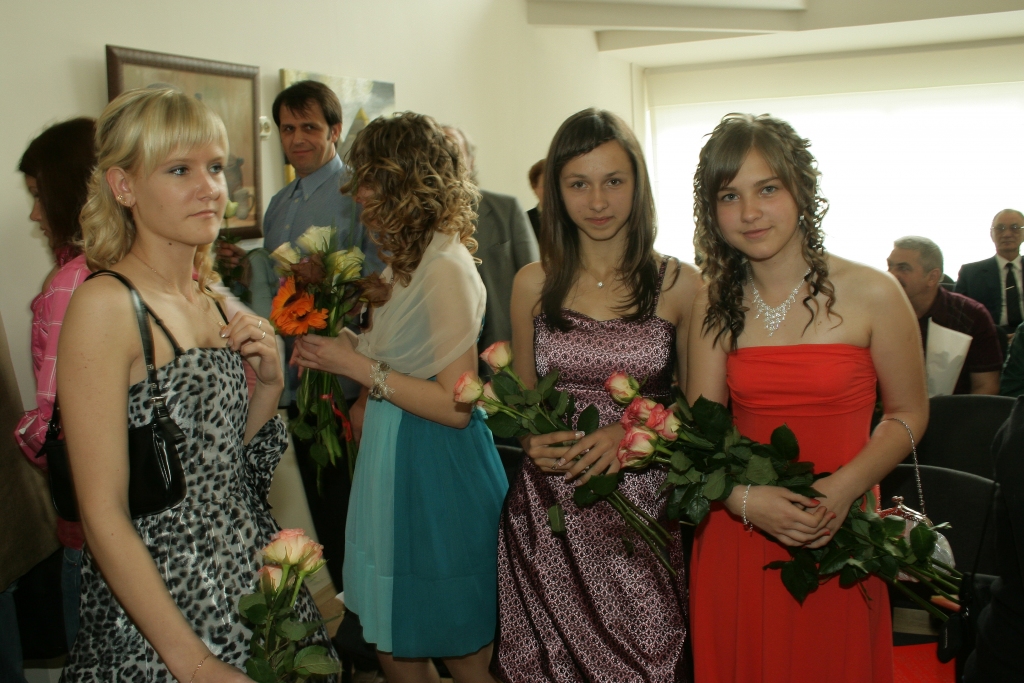 Skaistus svētku brīžus Mākslas skolā bauda šī gada absolventes Sintija Auziņa (no labās), Sabīne Urlovska un Annija Bērziņa (no kreisās).
Autors: Ivars Kalniņš