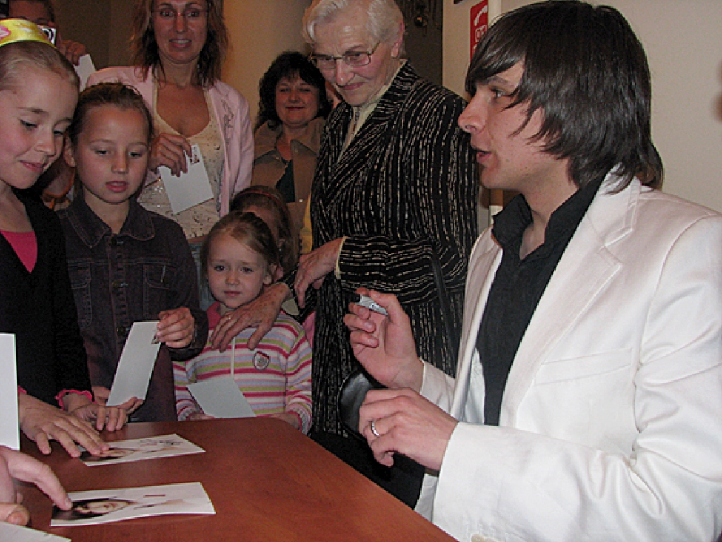 Pēc koncerta prāvs laiks pagāja, kamēr mūziķis Andris Ērglis sniedza autogrāfus savām pielūdzējām, gan pavisam mazām meitenēm, gan dāmām cienījamā vecumā. 
Autors: Vilnis Auzāns