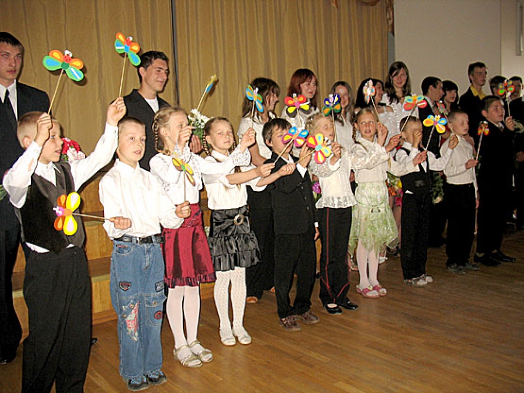 Codes pamatskolu šogad beigs 18 audzēkņu. Viņiem dziesmu veltī pirmklasnieki. 
Autors: Vilnis Auzāns