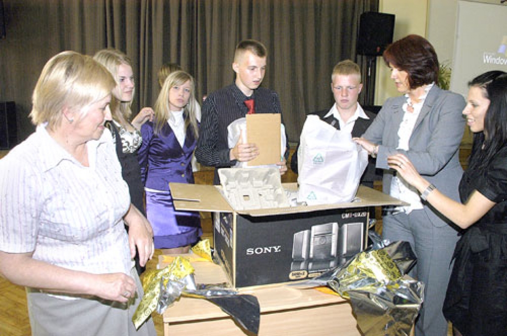 Iegūstot titulu «Labākā projekta «Esi līderis!» skola Latvijā», Bauskas 1. vidusskolai tika dāvāts mūzikas centrs. Par to priecājas skolotāja Inta Banka un 10.c klases audzēkņi.
Autors: Ivars Bogdanovs