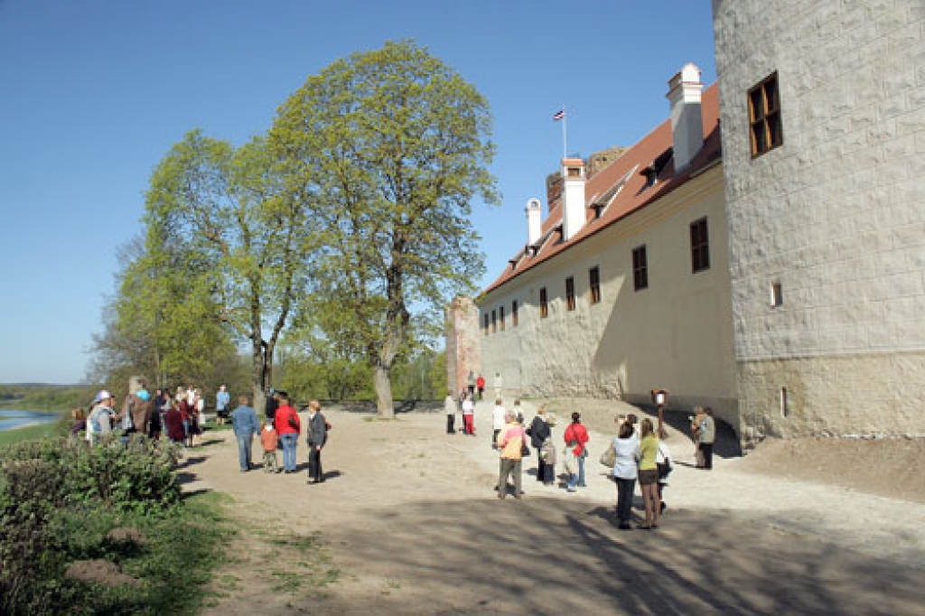 Akcijā«Dižā Baltijas apceļošana» Bauskas pils ar atjaunoto pils daļu un ekspozīciju.
Autors: no «Bauskas Dzīves» arhīva